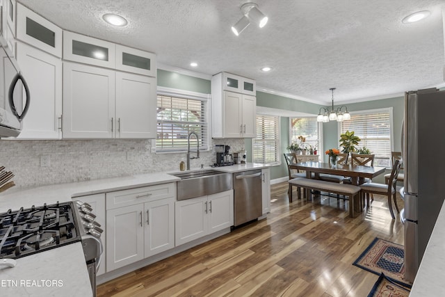 3083 Waters Edge Dr, Morristown, TN 37814 - kitchen with appliances with stainless steel finishes, a sink, a textured ceiling, crown molding, and white cabinetry