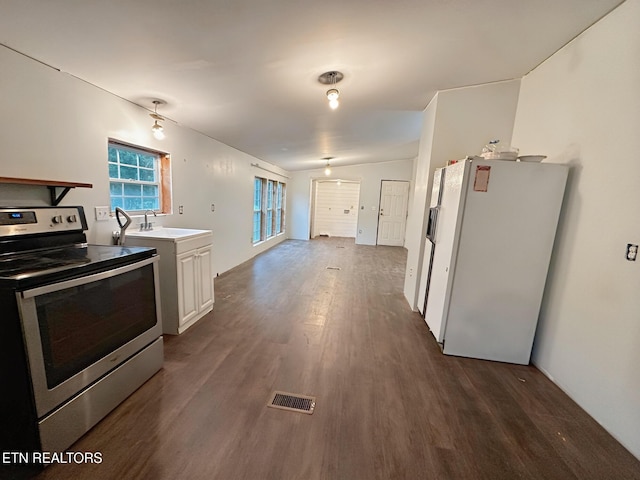 kitchen with freestanding refrigerator, electric range, dark wood-type flooring, a sink, and light countertops