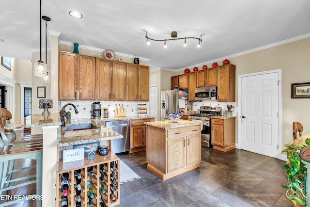 714 Cambridge Crest Ln, Knoxville, TN 37919 - kitchen with appliances with stainless steel finishes, a sink, a peninsula, crown molding, and a breakfast bar area