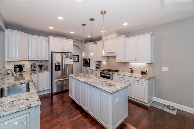 109 Niwodihi Trl, Vonore, TN 37885 - kitchen with appliances with stainless steel finishes, a sink, a kitchen island, white cabinetry, and backsplash