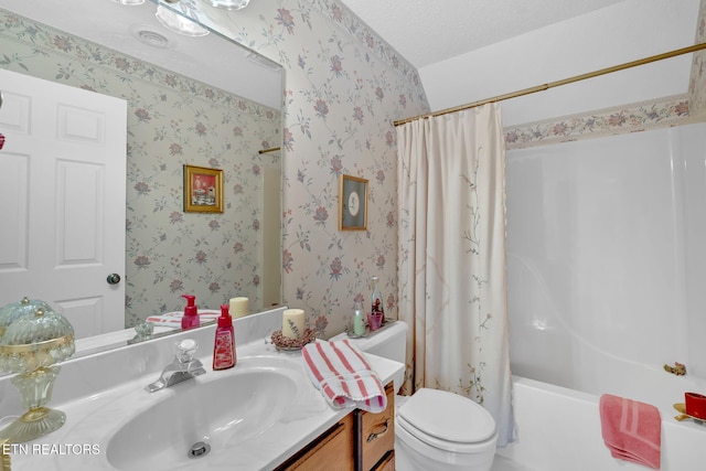 4820 Edens View Rd, Kingsport, TN 37664 - bathroom with vanity, shower / bath combo, and wallpapered walls