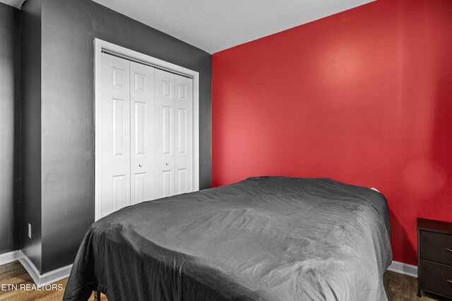 350 Hartfield Ln, Loudon, TN 37774 - bedroom featuring baseboards, wood finished floors, and a closet