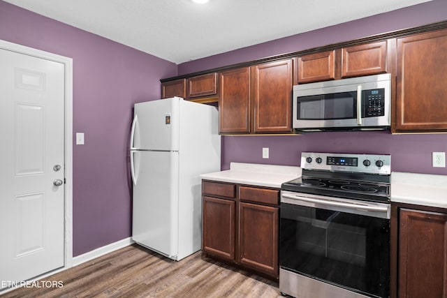 350 Hartfield Ln, Loudon, TN 37774 - kitchen with appliances with stainless steel finishes, light wood finished floors, light countertops, and baseboards