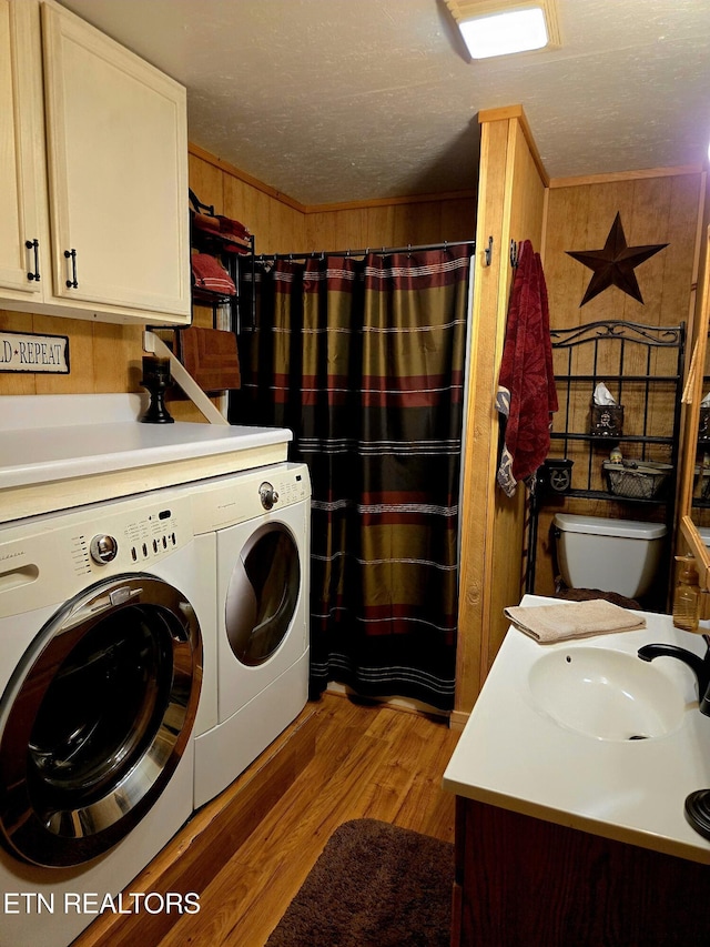 112 Auda Story, Jamestown, TN 38556 - laundry area featuring washer and clothes dryer, wood finished floors, and a textured ceiling