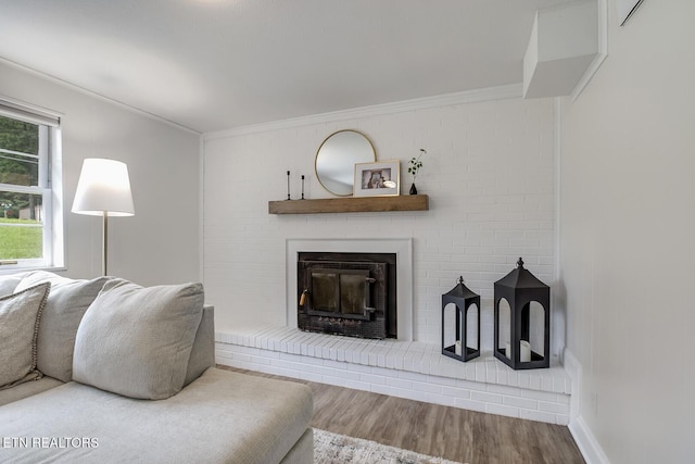 133 Nebraska Ave, Oak Ridge, TN 37830 - living area featuring wood finished floors, crown molding, a fireplace, and baseboards