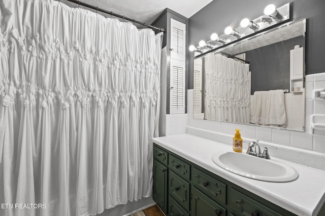 313 Lamar Ave, Clinton, TN 37716 - full bathroom featuring vanity, backsplash, a shower with curtain, and a textured ceiling