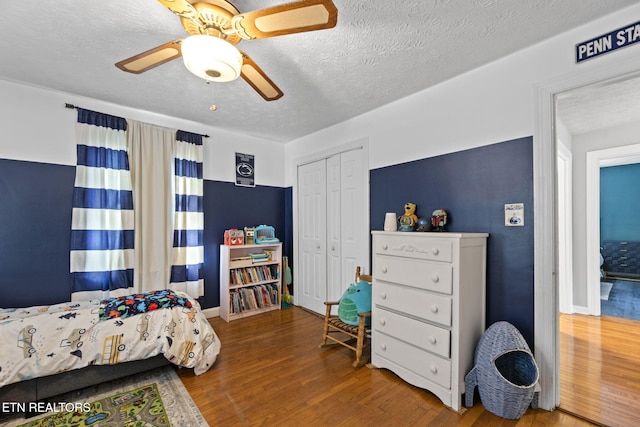 313 Lamar Ave, Clinton, TN 37716 - bedroom with wood finished floors, a textured ceiling, a closet, and ceiling fan