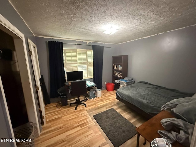 119 Hanover Pl, Oak Ridge, TN 37830 - bedroom featuring wood finished floors and a textured ceiling