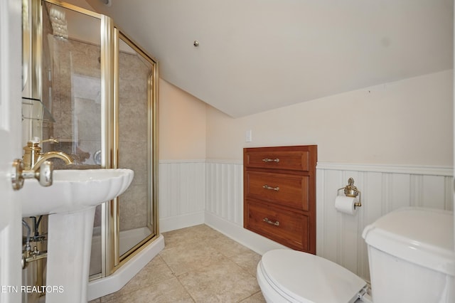 6005 Powell Valley Rd, Big Stone Gap, VA 24219 - full bath with toilet, a stall shower, a wainscoted wall, a decorative wall, and vaulted ceiling