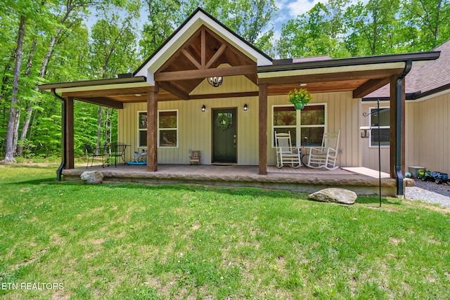 98 Paso Fino Trl, Jamestown, TN 38556 - rear view of property featuring a lawn and a porch