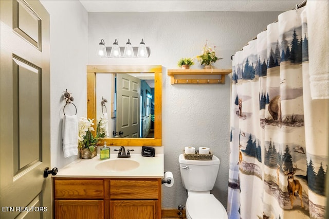 645 Wiley Oakley Dr, Gatlinburg, TN 37738 - full bathroom featuring vanity, toilet, a shower with shower curtain, and a textured wall