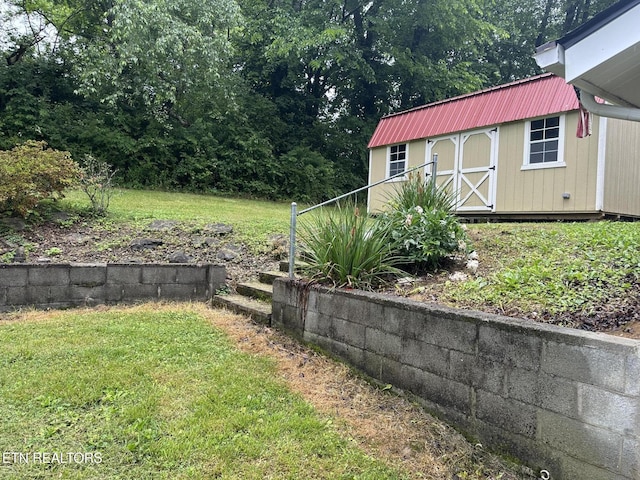 180 Cedar Ln, Jacksboro, TN 37757 - view of grassy yard featuring an outdoor structure and a storage shed