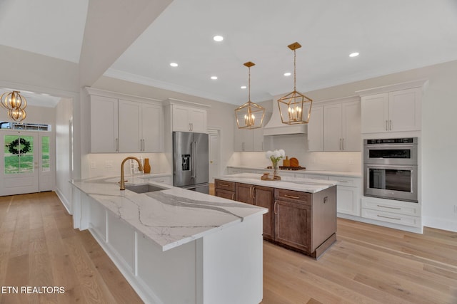 kitchen with stainless steel appliances, a chandelier, a sink, tasteful backsplash, and a peninsula