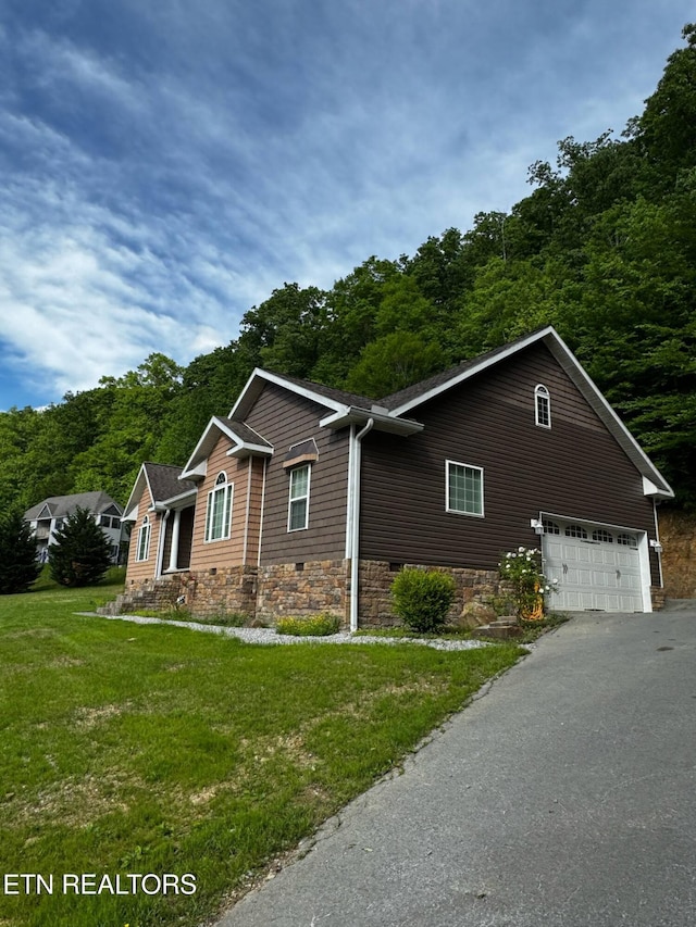 900 Twin Fawn Trl, Middlesboro, KY 40965 - view of front of home with driveway, a front lawn, stone siding, and an attached garage