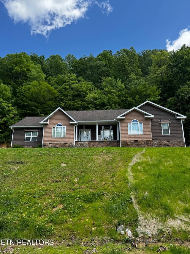 900 Twin Fawn Trl, Middlesboro, KY 40965 - single story home featuring crawl space, a front yard, and a porch