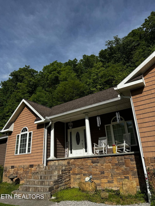 900 Twin Fawn Trl, Middlesboro, KY 40965 - single story home with covered porch and a shingled roof