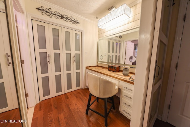 112 Chestnut Hill Rd, Oak Ridge, TN 37830 - bathroom featuring ornamental molding, wood finished floors, and a textured ceiling