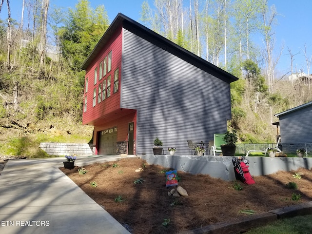 667 Turkey Nest Rd, Gatlinburg, TN 37738 - view of side of home with an attached garage and concrete driveway