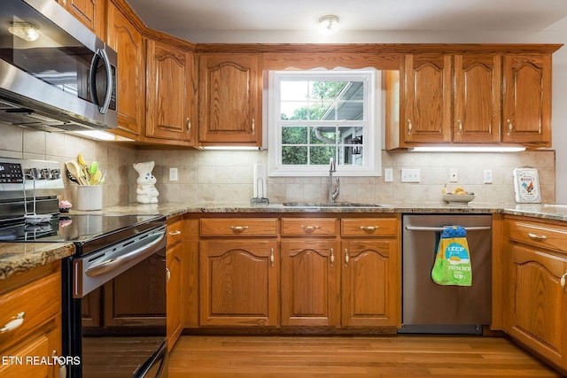 157 Garfield Ct, Crossville, TN 38558 - kitchen with appliances with stainless steel finishes, a sink, and brown cabinets