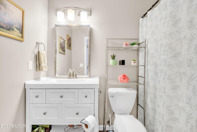 full bath featuring vanity, toilet, and a shower with curtain