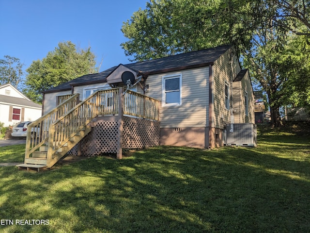 628 Algonquin Dr, Morristown, TN 37813 - back of property with a lawn and stairway
