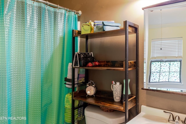 103 Renner Ln, Oliver Springs, TN 37840 - full bath with a sink, toilet, and curtained shower