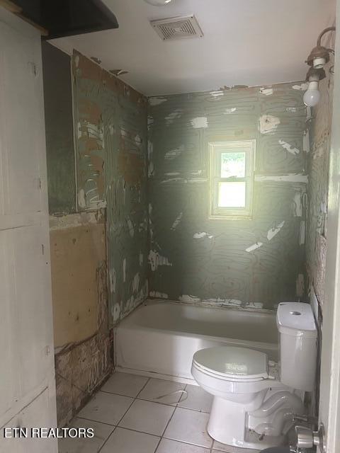 3614 Selma Ave, Knoxville, TN 37914 - full bath featuring toilet, tile patterned floors, and washtub / shower combination
