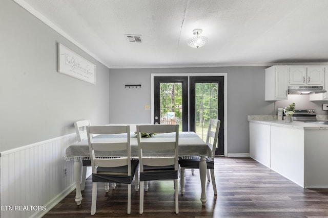 122 Mill Rd, Wartburg, TN 37887 - dining space featuring crown molding, wood finished floors, a textured ceiling, and baseboards