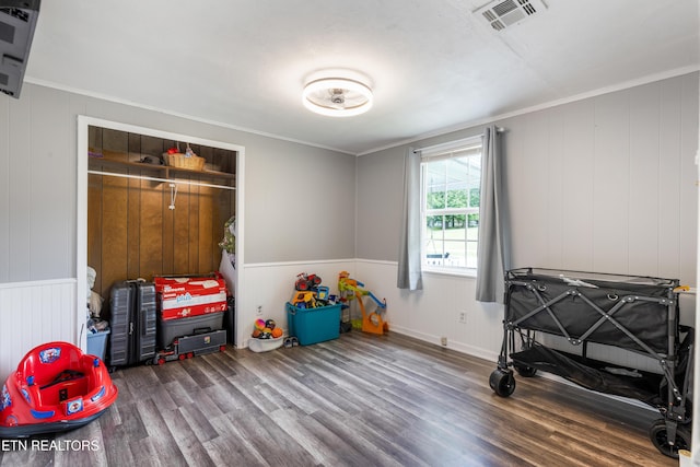 122 Mill Rd, Wartburg, TN 37887 - rec room featuring wood finished floors, ornamental molding, and a wainscoted wall