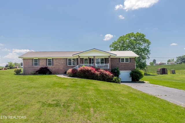 917 Swan Pond Circle Rd, Harriman, TN 37748 - single story home featuring brick siding, an attached garage, a porch, a front lawn, and concrete driveway