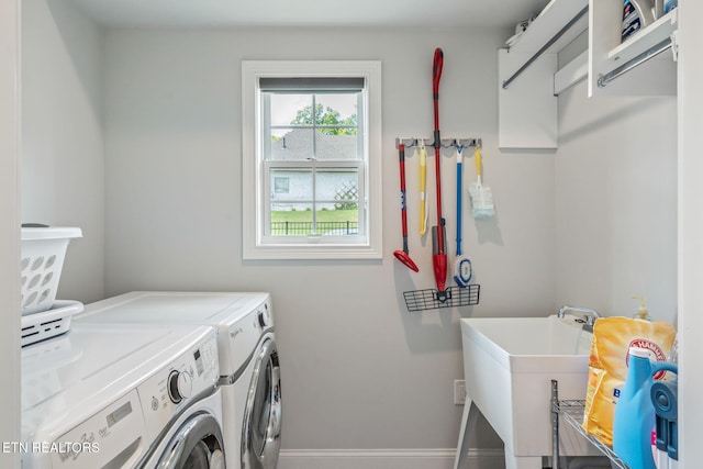 9337 Sandy Springs Ln, Knoxville, TN 37922 - laundry room featuring washing machine and clothes dryer and baseboards