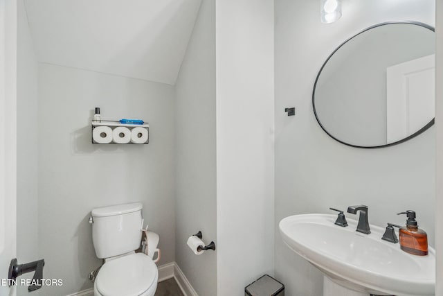 9337 Sandy Springs Ln, Knoxville, TN 37922 - bathroom featuring a sink, toilet, lofted ceiling, and baseboards