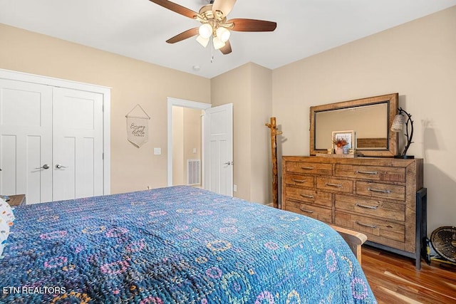 bedroom featuring wood finished floors, a ceiling fan, and a closet