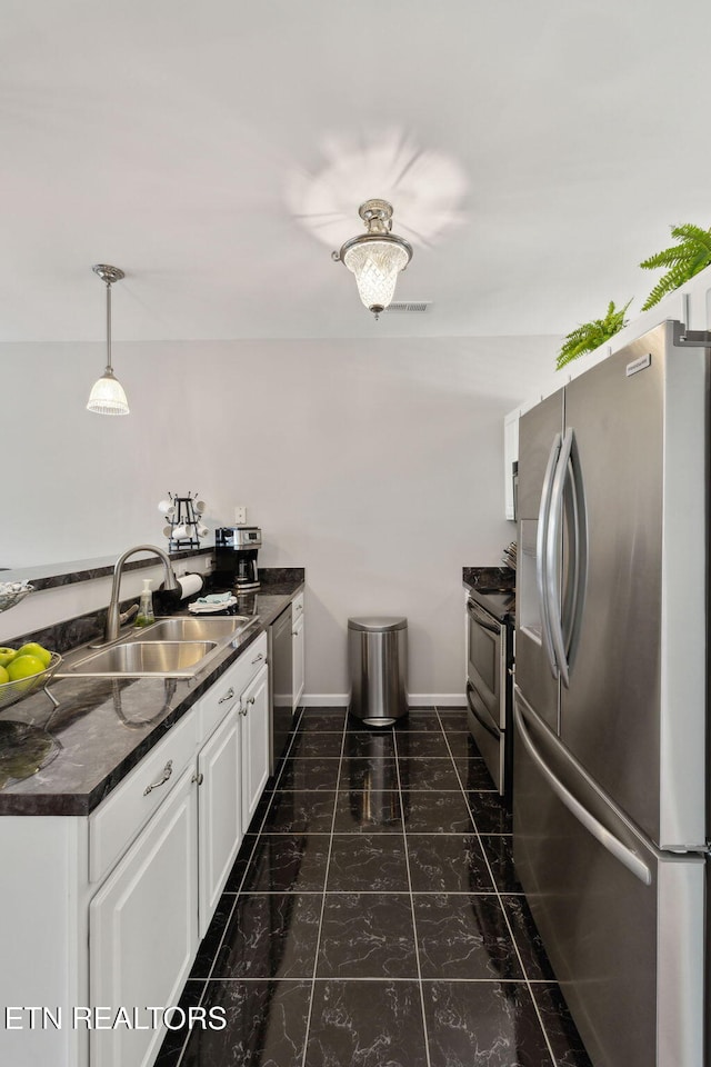 10737 Prince Albert Way, Knoxville, TN 37934 - kitchen featuring stainless steel appliances, dark countertops, a sink, white cabinetry, and baseboards