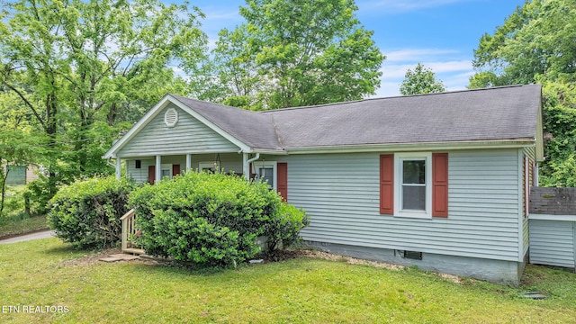 401 Offutt Spur Rd, Rocky Top, TN 37769 - ranch-style house with a shingled roof and a front yard