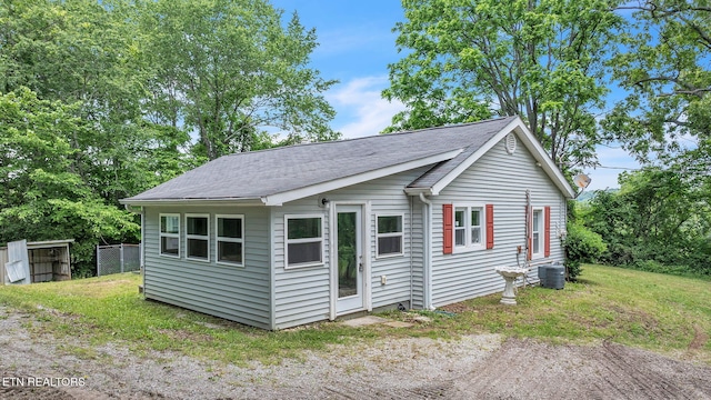 401 Offutt Spur Rd, Rocky Top, TN 37769 - view of front of property with central AC unit and roof with shingles