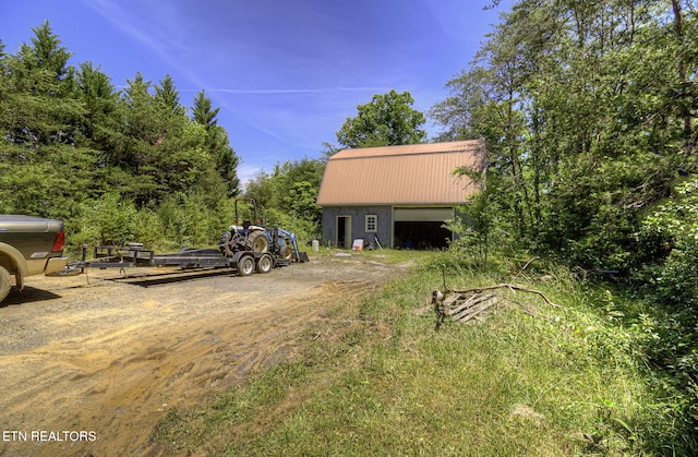 view of yard featuring an outdoor structure