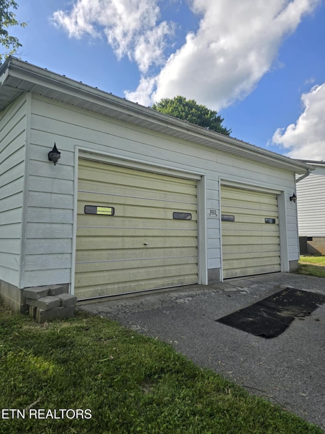 3023 Cave Springs Rd, Tazewell, TN 37879 - garage with driveway