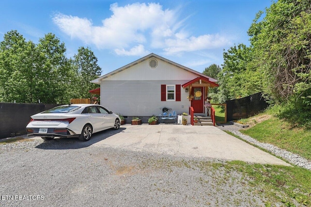 164 Walker Ln, Middlesboro, KY 40965 - view of front of home featuring fence