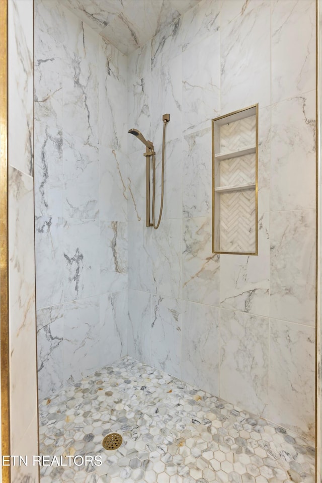 12771 Tanglewood Dr, Knoxville, TN 37922 - bathroom featuring tiled shower