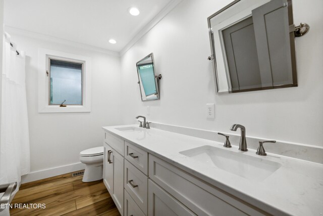 520 S David Ln, Knoxville, TN 37922 - bathroom featuring wood finished floors, toilet, baseboards, double vanity, and crown molding