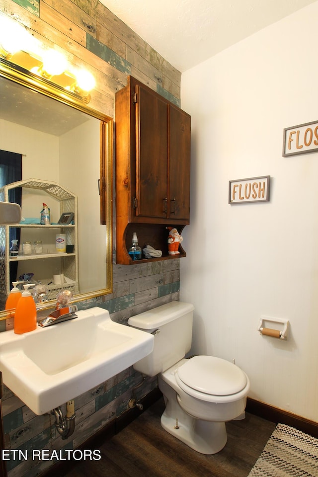 4708 Springbrook Rd, Knoxville, TN 37921 - bathroom with wood finished floors, toilet, a sink, and baseboards