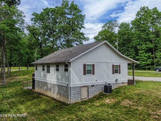 526 Ridge Crest Rd, Jamestown, TN 38556 - view of side of property with central air condition unit, roof with shingles, and a lawn