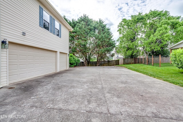 4913 Ivy Rose Dr, Knoxville, TN 37918 - garage with driveway