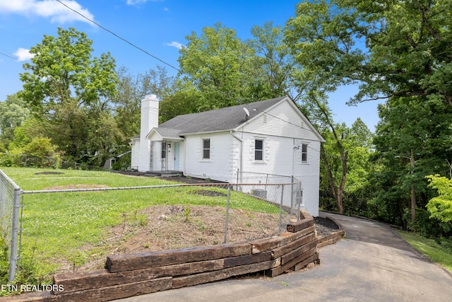 308 Nash Rd, Knoxville, TN 37914 - view of front facade featuring a chimney and roof with shingles