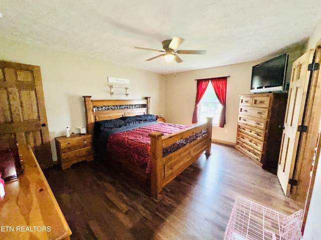 bedroom featuring wood finished floors, a textured ceiling, and a ceiling fan