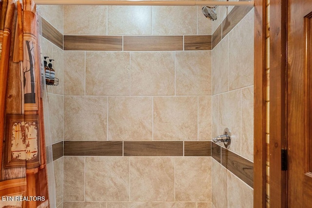 bathroom featuring a tile shower