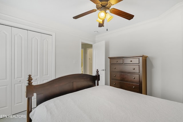 bedroom featuring ornamental molding, a closet, and a ceiling fan