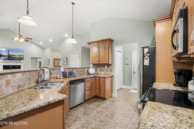 kitchen with stainless steel appliances, a sink, a ceiling fan, decorative backsplash, and recessed lighting