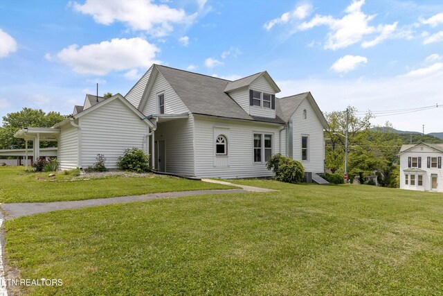 313 W Spring St, Oliver Springs, TN 37840 - view of front of house featuring a front lawn